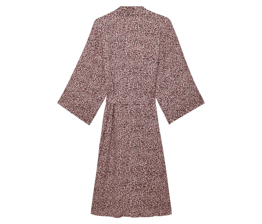 Vue arrière d'une robe à motifs pour femme avec une ceinture.