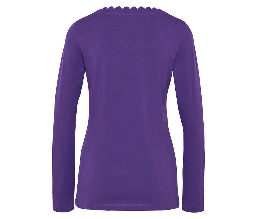 Vue arrière d'un T-shirt violet à manches longues avec encolure festonnée.