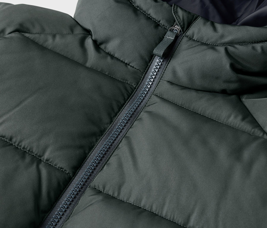Détail d'une veste thermique pour enfants avec fermeture éclair.