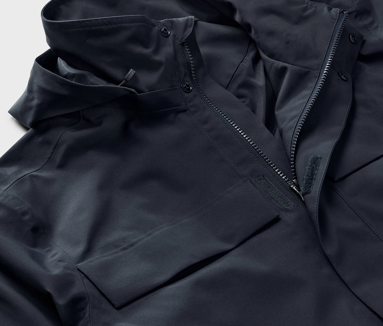 Gros plan sur une veste d'extérieur bleu foncé.