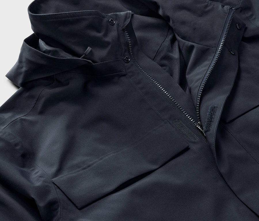 Gros plan sur une veste d'extérieur bleu foncé.