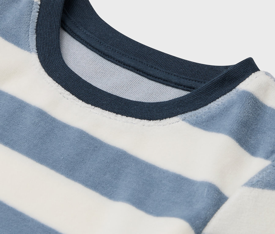 Gros plan d'un t-shirt rayé bleu et blanc avec un col bleu marine.