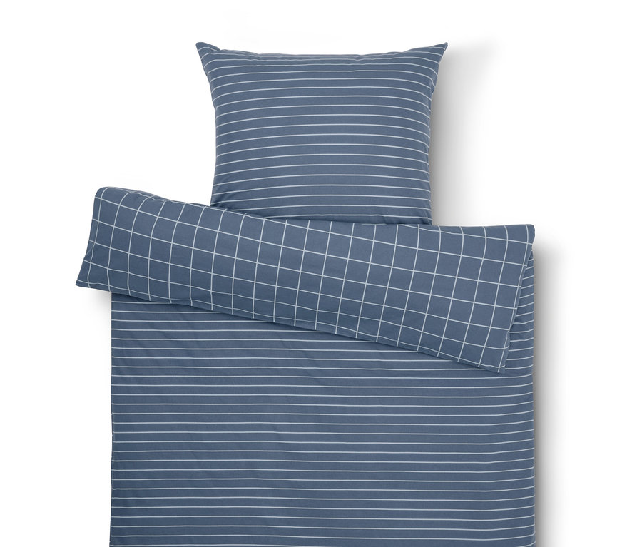 Ensemble de literie bleu avec rayures et carreaux blancs.