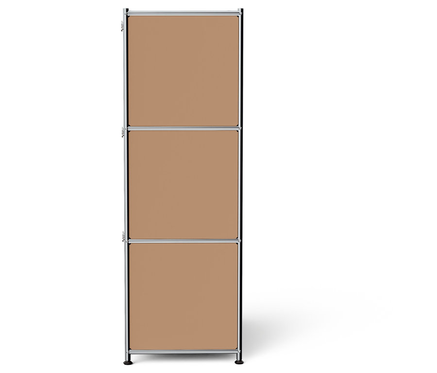 Étagère à trois niveaux avec des panneaux marron et un cadre argenté sur fond blanc.