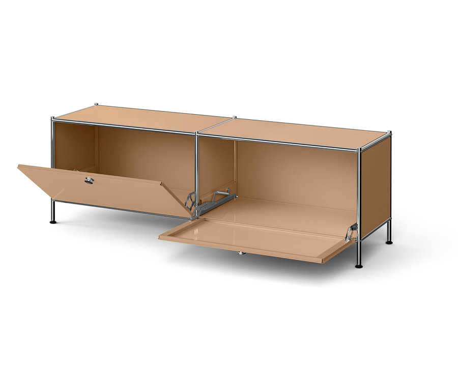Une armoire beige avec deux portes ouvertes.