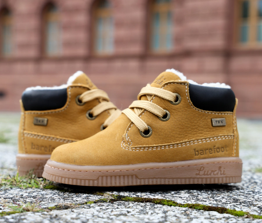 Deux chaussures pieds nus marron LURCHI »Fleximo Barefoot-TEX« sur des pavés.