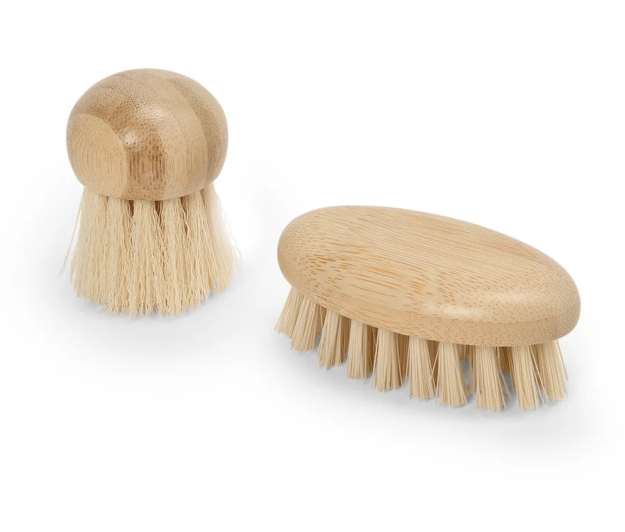 Deux brosses en bois sur fond blanc.