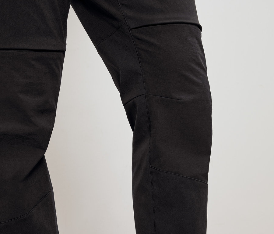 Détail d'un pantalon noir.