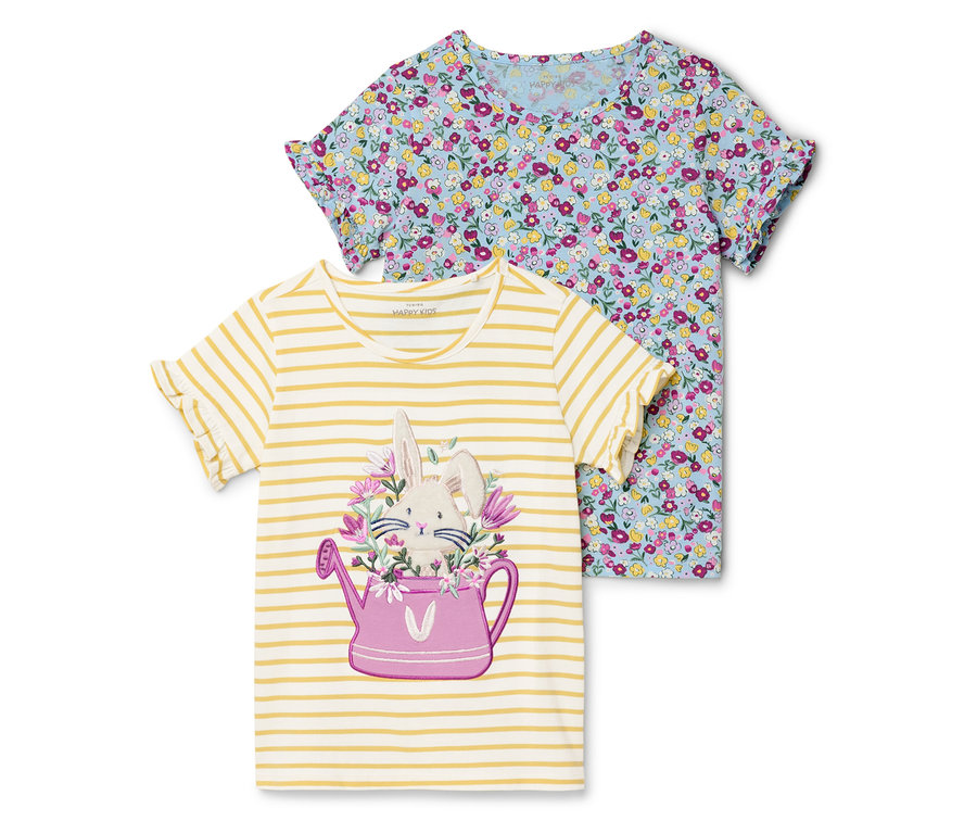 Deux t-shirts pour enfants sont posés l'un à côté de l'autre. L'un est rayé jaune et blanc avec une image d'un lapin dans un arrosoir rose. L'autre a un motif floral bleu.