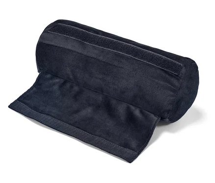Oreiller cylindrique noir avec velcro ouvert.