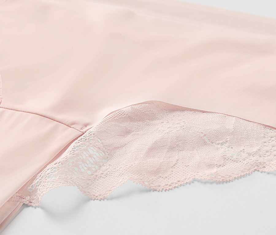Détail d'un slip brésilien Magic Cut rose avec de la dentelle.