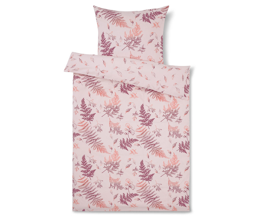 Ensemble de literie avec motif de fougères et de fleurs dans les tons rose et violet.