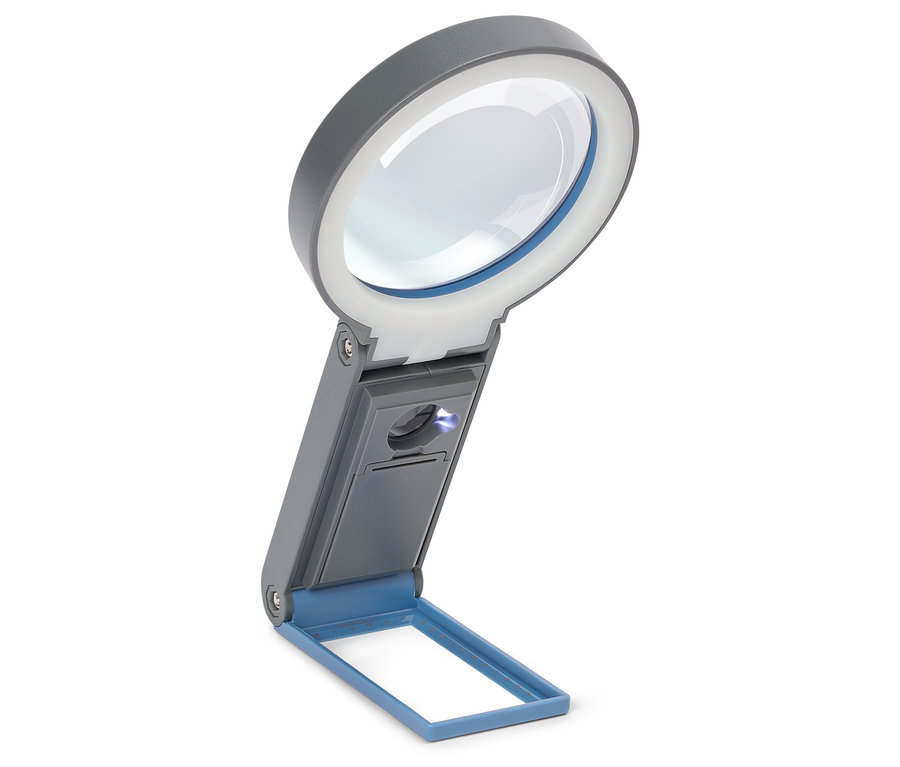 Une loupe grise avec une lumière LED est posée sur un fond blanc.