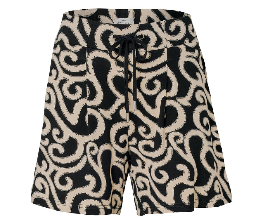 Gros plan d'un short à cordon de serrage avec un motif noir sur fond beige.