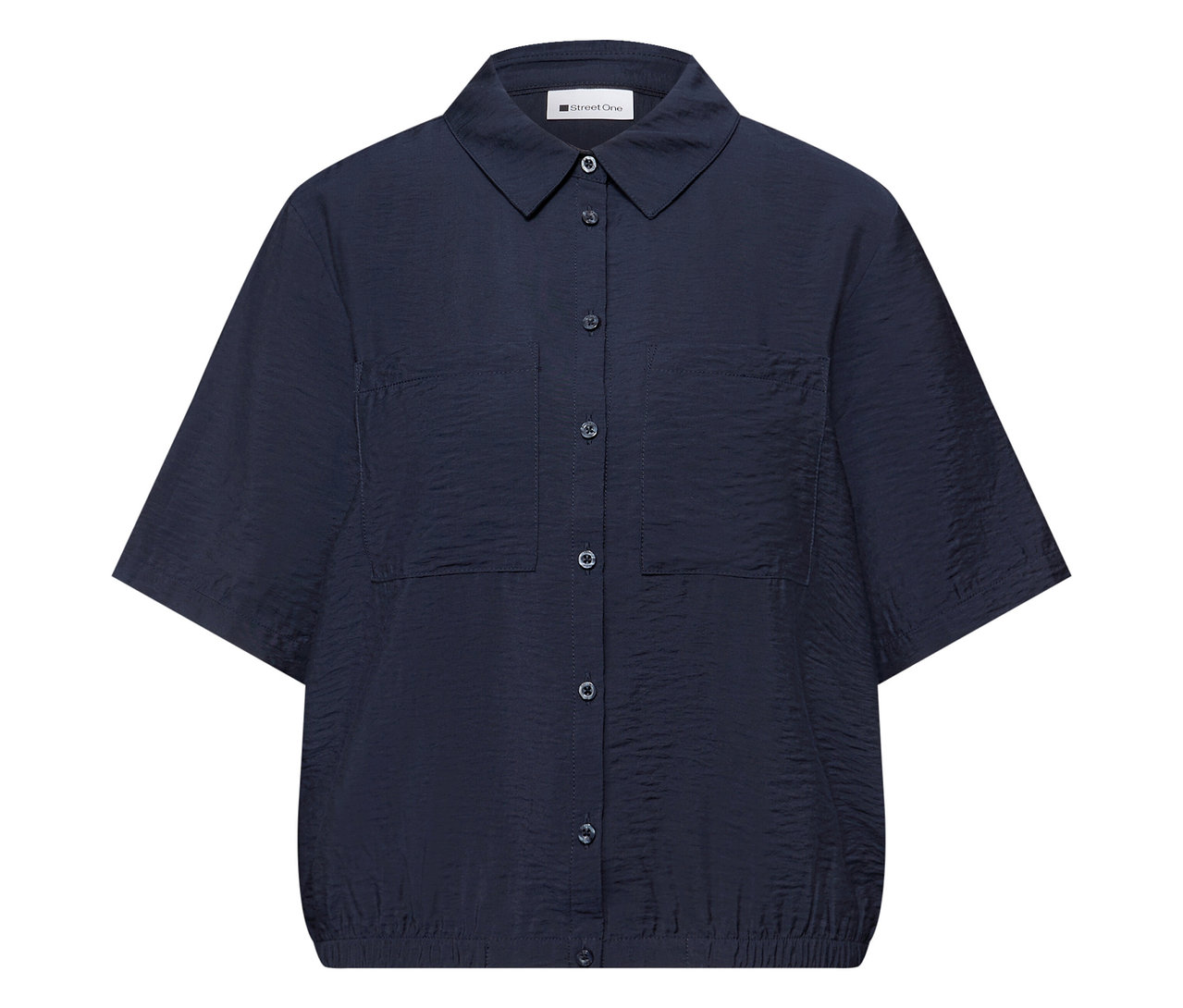 Gros plan sur le chemisier Street One bleu marine à manches courtes et deux poches de poitrine.