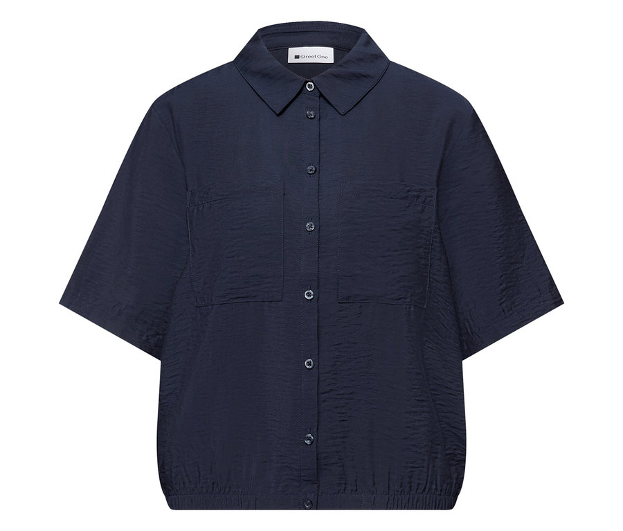 Gros plan sur le chemisier Street One bleu marine à manches courtes et deux poches de poitrine.