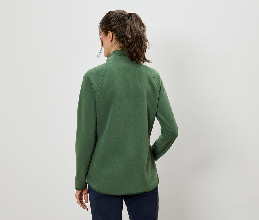 Vue arrière d'une femme portant un pull en laine polaire vert et un pantalon bleu marine avec une queue de cheval.