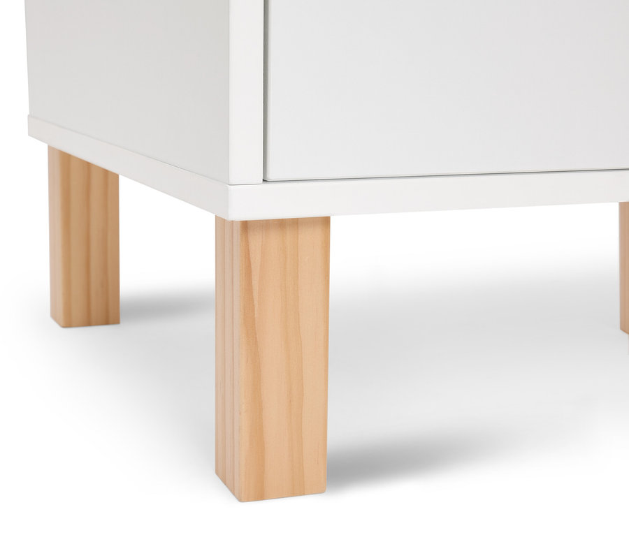 Vue détaillée d'une armoire blanche avec des pieds en bois marron clair sur un fond blanc.