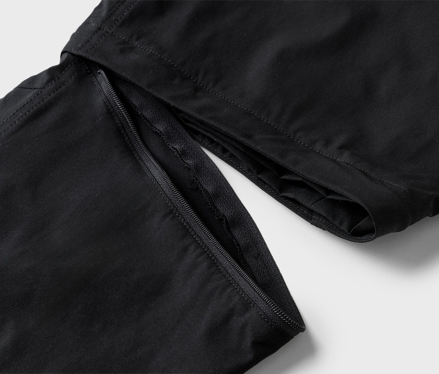 Gros plan d'un pantalon noir avec une fermeture éclair ouverte.