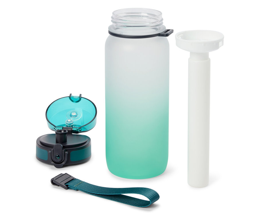 Une bouteille d'eau dépolie avec un dégradé bleu-vert se dresse à côté d'un couvercle, d'une paille et d'une sangle sur un fond blanc.