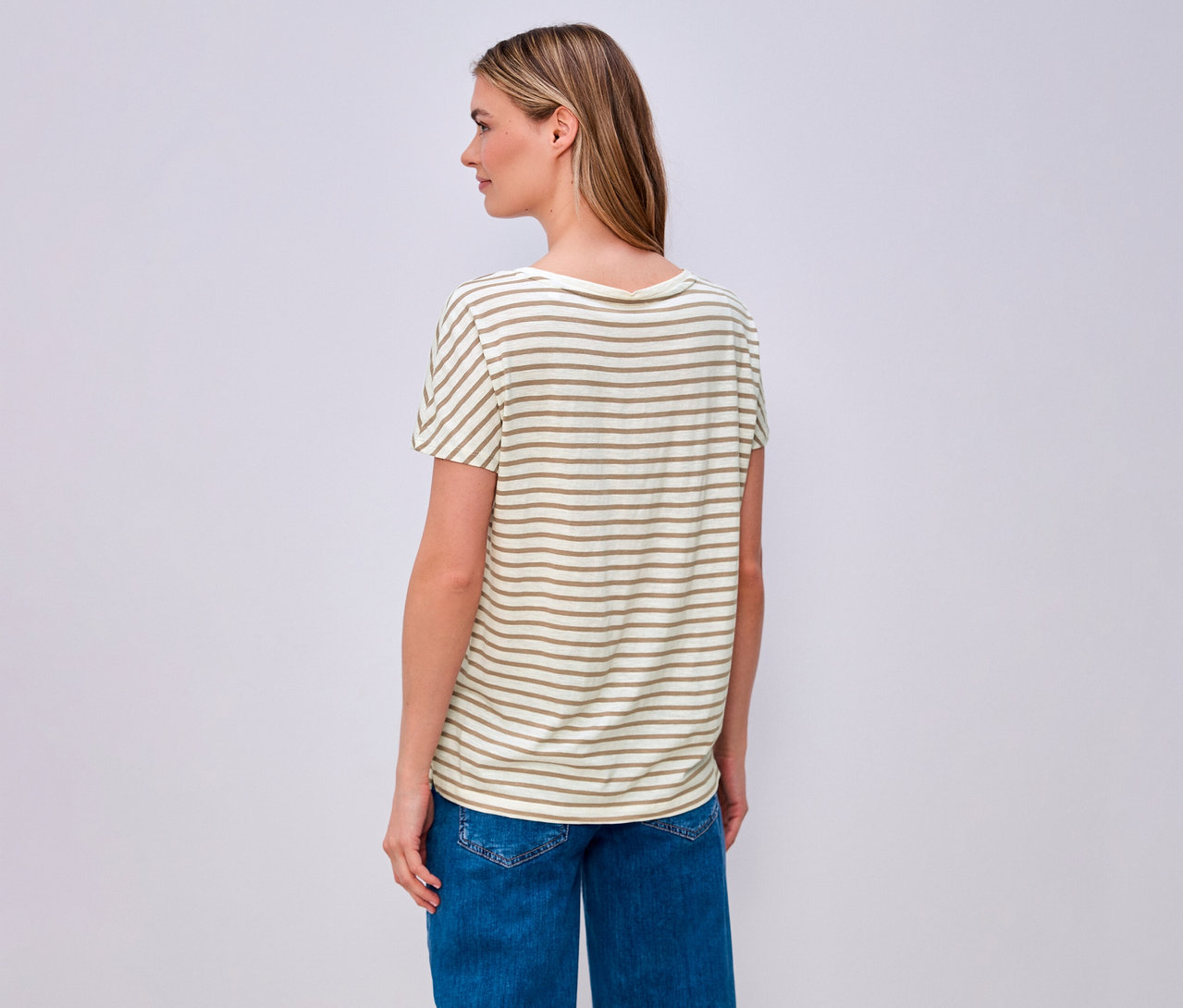 Femme de dos en jean et t-shirt Street One beige et blanc.