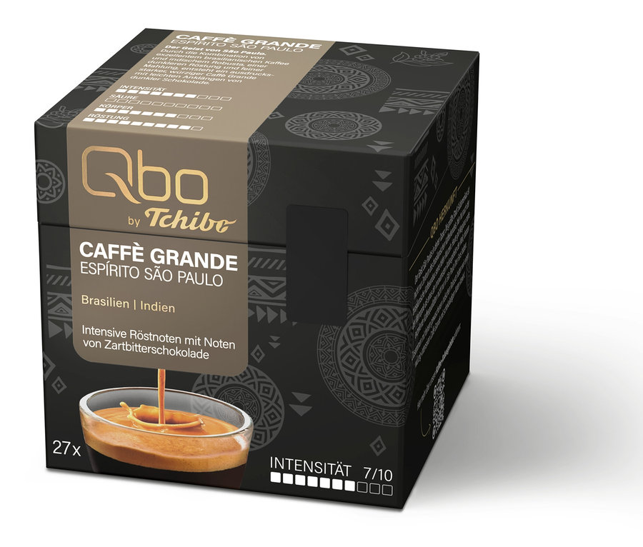 On voit une boîte de capsules Qbo by Tchibo Caffè Grande Espírito São Paulo noire ouverte avec 27 capsules de café.