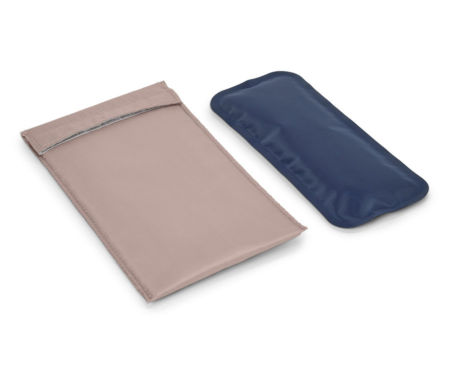 Une enveloppe beige et une poche de gel réfrigérante bleue sont posées sur un fond blanc.