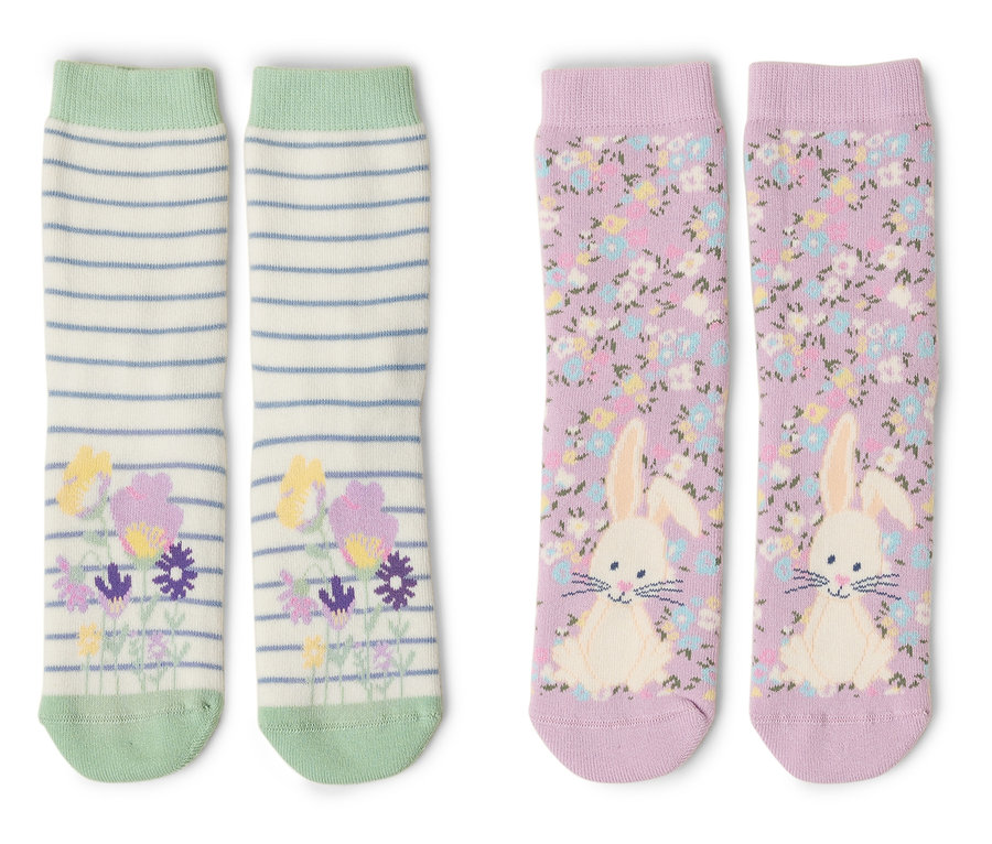 Deux paires de chaussettes sont posées sur un fond blanc. Une paire est rayée avec des fleurs et l'autre est violette avec un lapin.