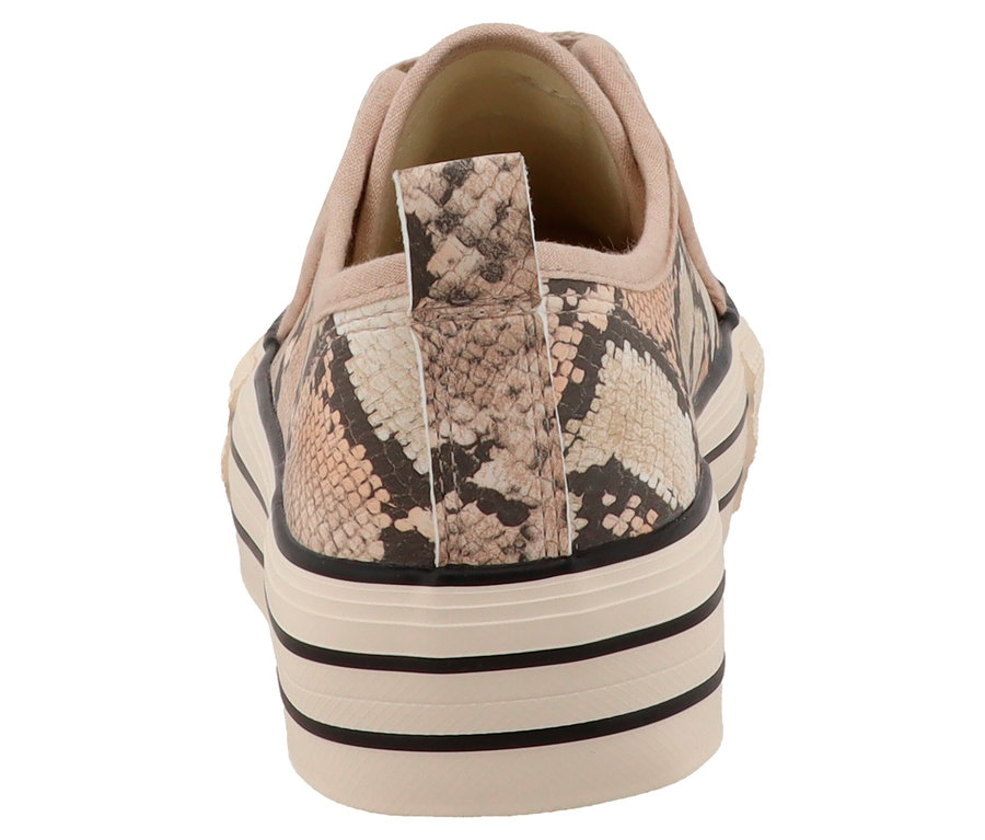 Gros plan de l'arrière d'une seule basket beige à motif peau de serpent avec une semelle compensée.
