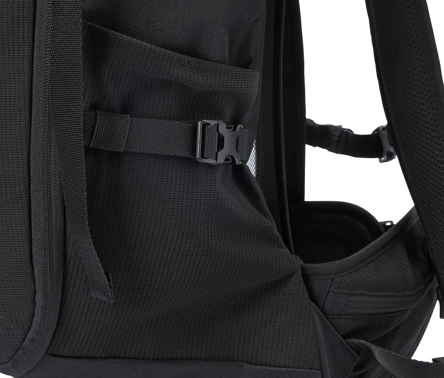 Gros plan d'un sac à dos noir avec poche latérale et sangle réglable.