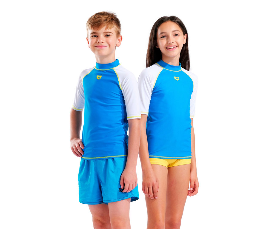 Un garçon et une fille se tiennent côte à côte, portant des maillots de bain Arena bleus et blancs.
