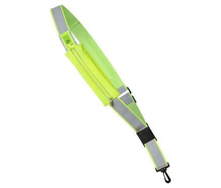Ceinture de course jaune fluo avec pochette zippée, bandes réfléchissantes, symbole d'alimentation et crochet noir, placée en diagonale sur fond blanc.