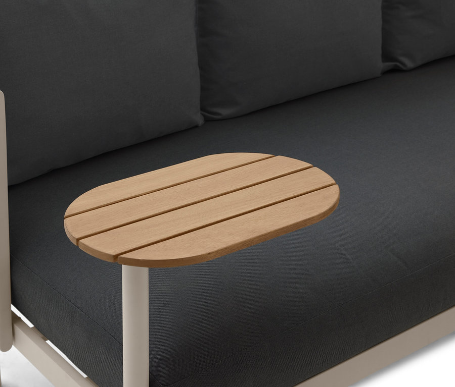 Gros plan d'un canapé de jardin avec deux tables pivotantes.