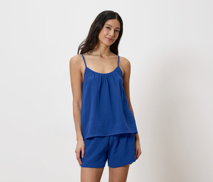 Femme portant un haut bleu et un short.