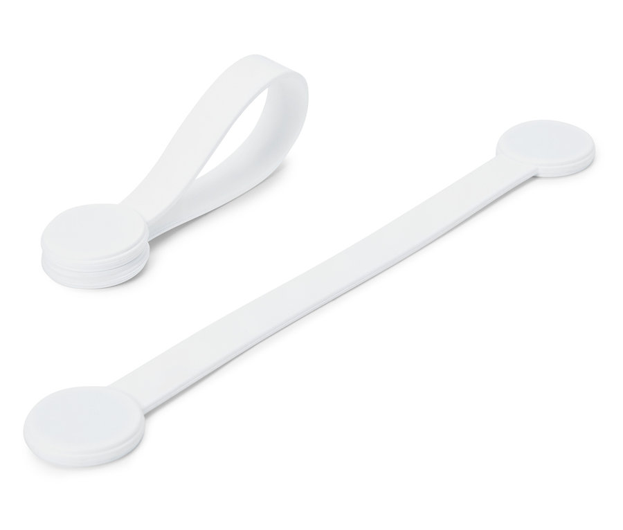 Deux serre-câbles blancs sur fond blanc.
