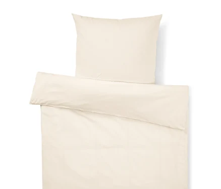 Vue de dessus d'un ensemble de literie beige avec une taie d'oreiller en haut et une housse de couette en bas.