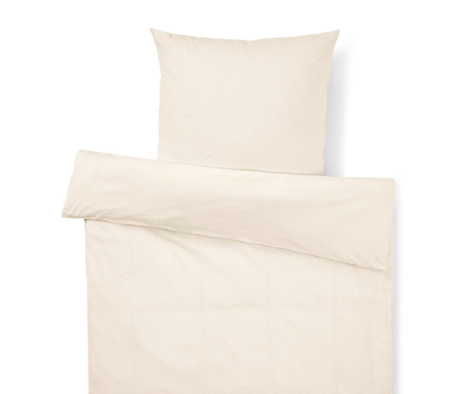 Vue de dessus d'un ensemble de literie beige avec une taie d'oreiller en haut et une housse de couette en bas.