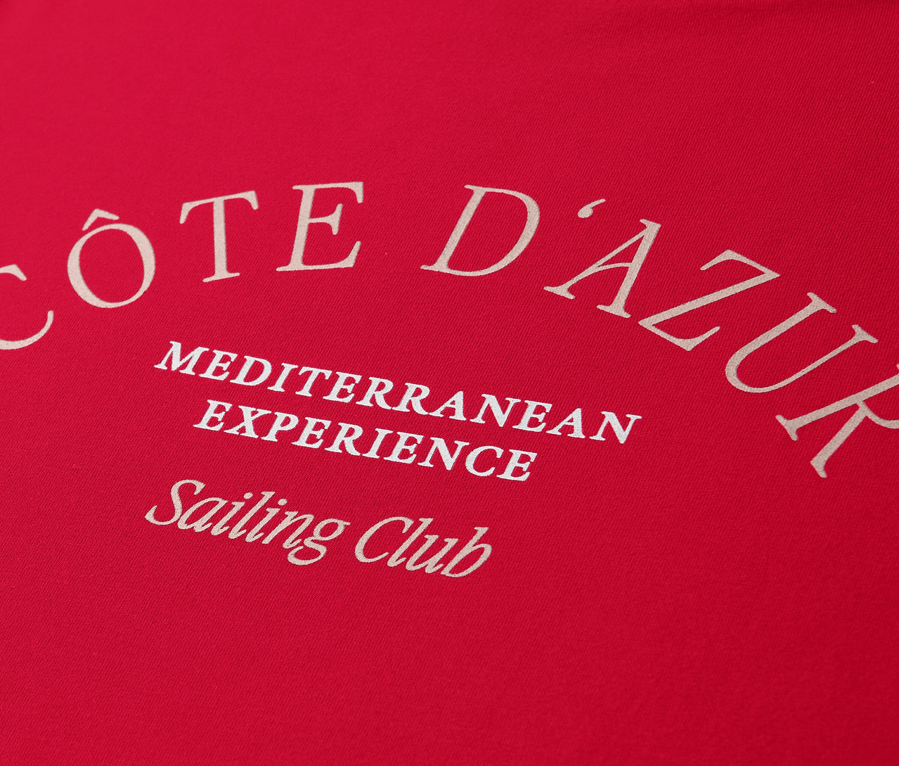 Gros plan sur le t-shirt Street One rouge avec l'inscription blanche « Côte d'Azur ».
