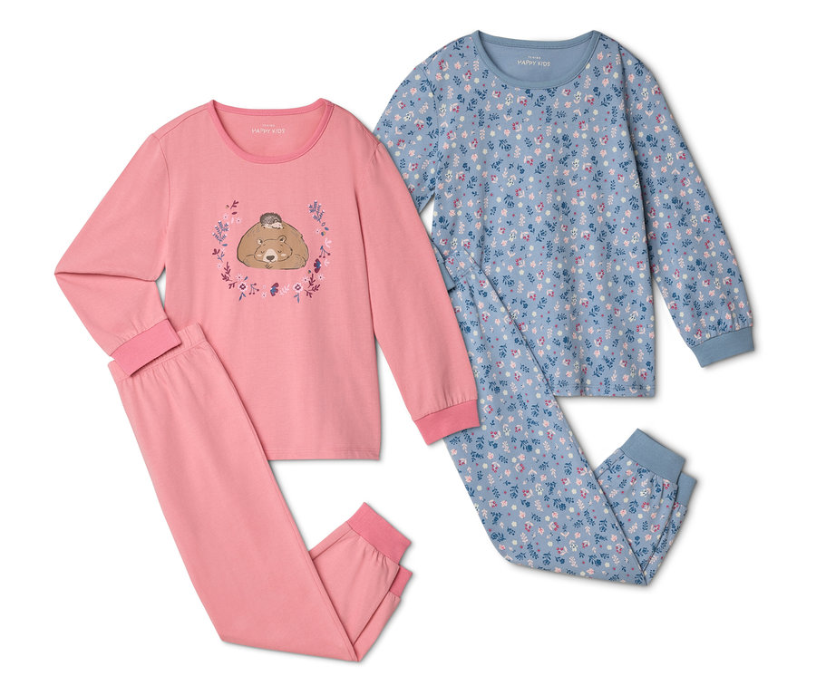 Deux pyjamas sont côte à côte, l'un rose avec un ours et un hérisson, l'autre bleu à motifs floraux.