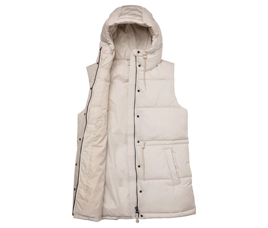 Un gilet matelassé beige avec une capuche, partiellement ouvert pour montrer la doublure intérieure. Le gilet présente un design matelassé, une fermeture éclair, des boutons-pression et deux poches avant.