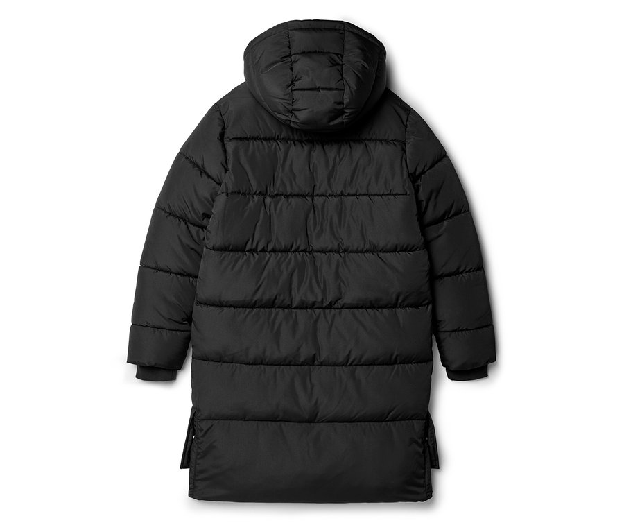 Manteau doudoune long noir à capuche, vue de dos. Le manteau arrive aux genoux et présente des fentes à l'ourlet inférieur.