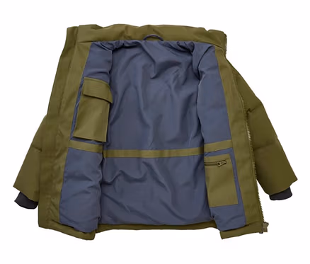 Veste vert olive ouverte montrant une doublure gris foncé, avec une poche intérieure à rabat à gauche et une poche zippée à droite.