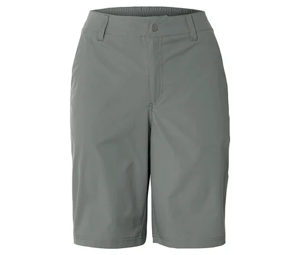Shorts gris sur fond blanc.