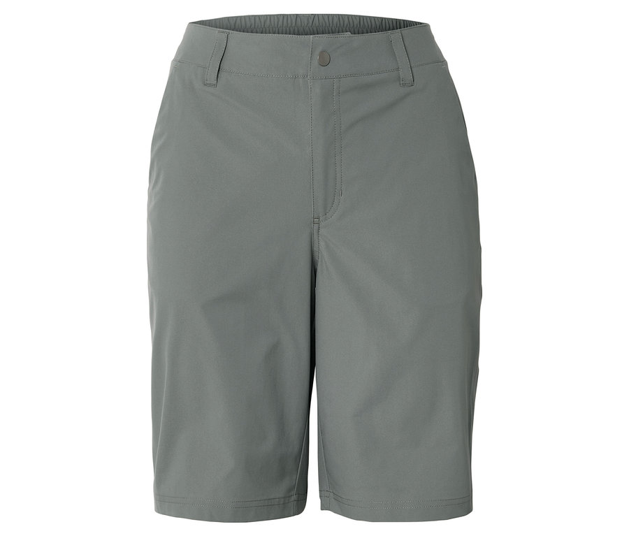 Shorts gris sur fond blanc.