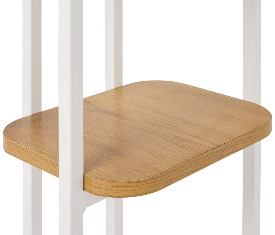 Gros plan d'une étagère avec une planche en bois et un cadre blanc.