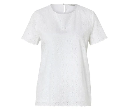 Un chemisier blanc à manches courtes avec broderie anglaise.