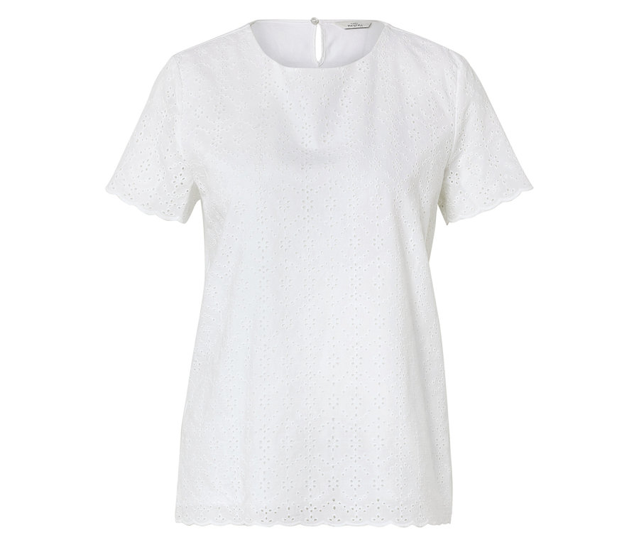 Un chemisier blanc à manches courtes avec broderie anglaise.