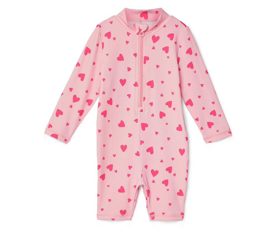 Un maillot de bain rose clair à manches longues et à fermeture éclair intégrale est imprimé de cœurs rouges.