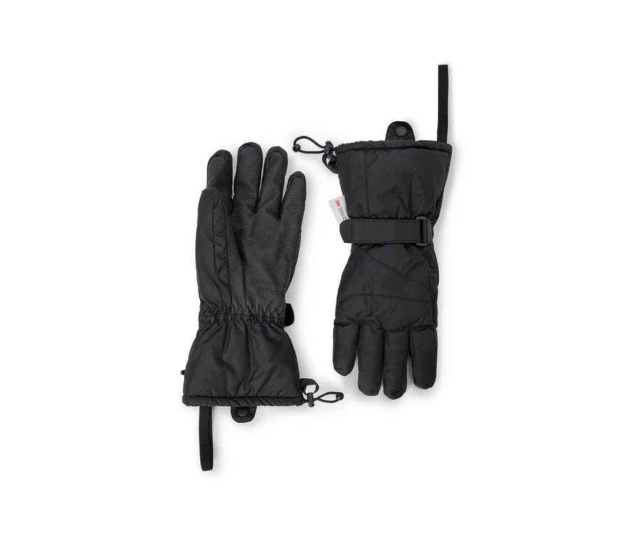 Deux gants d'hiver noirs, l'un avec la paume vers le haut montrant une prise texturée, l'autre avec la paume vers le bas, tous deux dotés de sangles de poignet réglables, de poignets élastiques et de cordons de serrage.