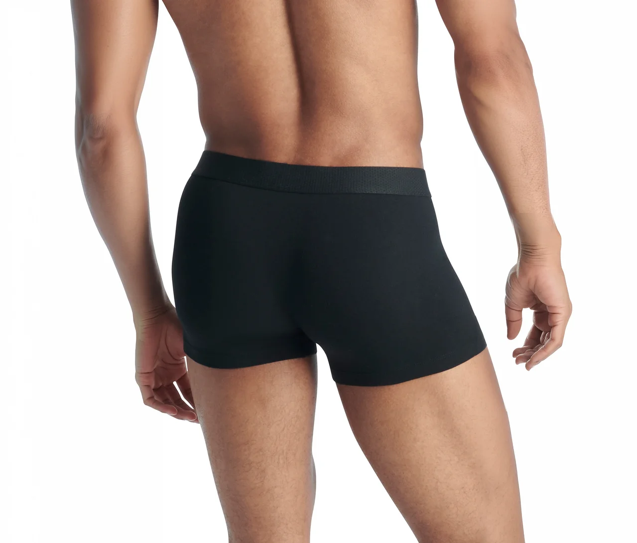 Homme vu de dos, portant un boxer noir, sur fond blanc.
